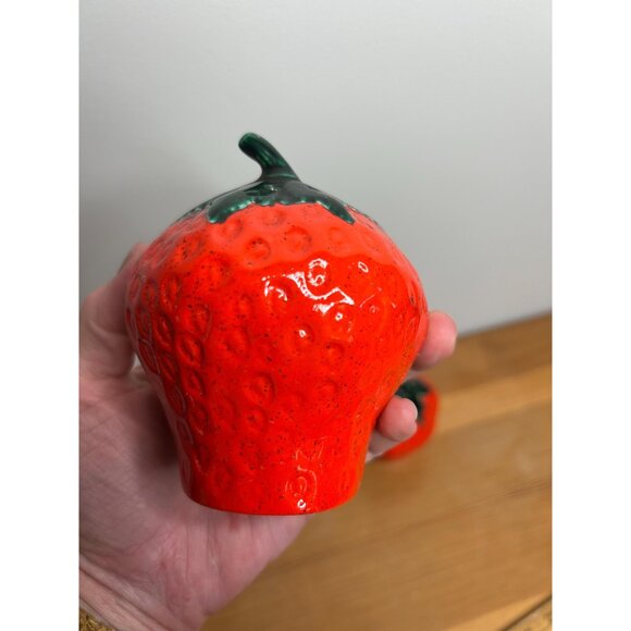 Vintage giant strawberry salt and pepper shakers ceramic- no stoppers - Picture 3 of 5